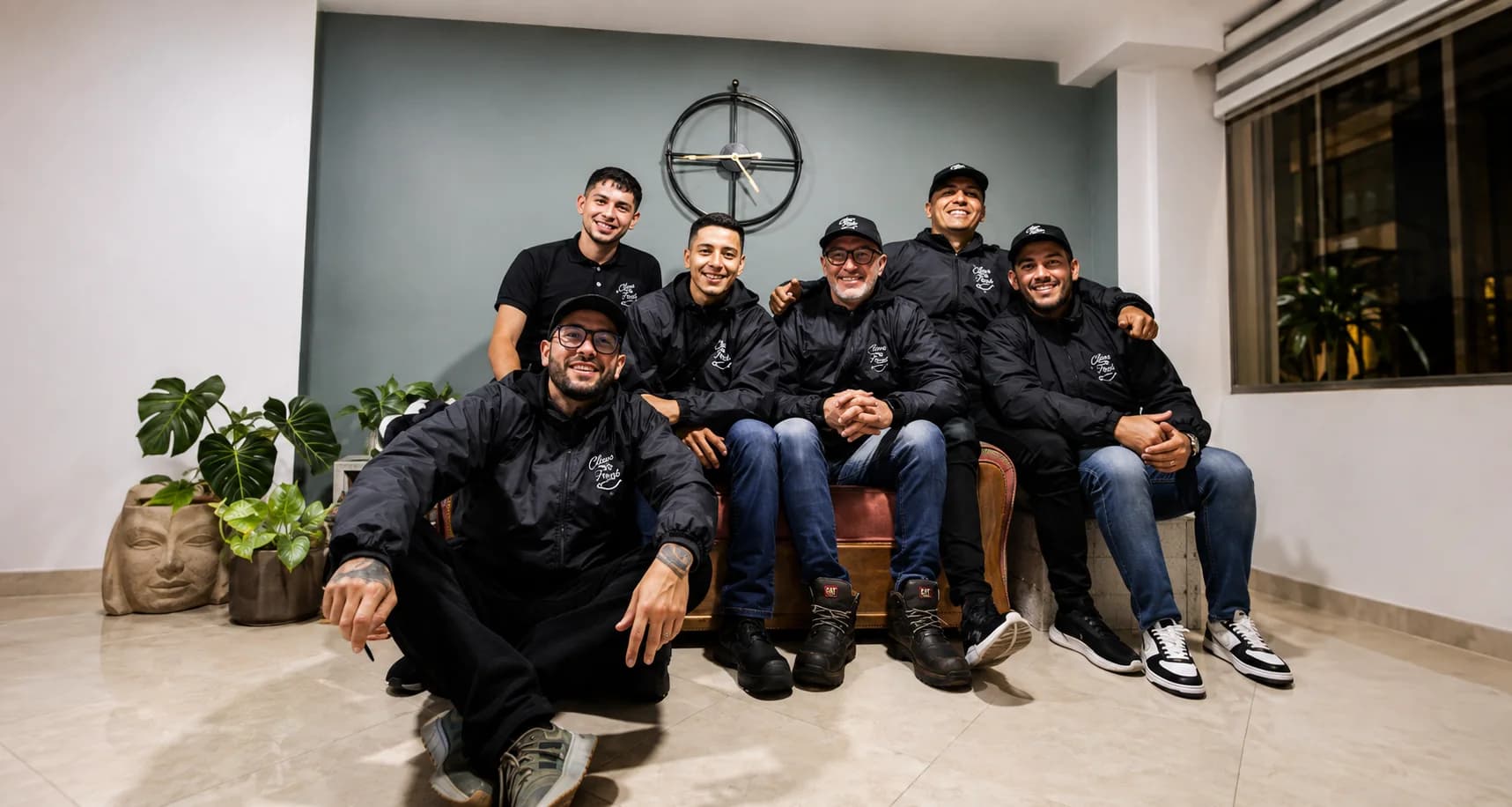 Equipo de técnicos de Clean&Fresh con su uniforme en la sede de Medellín